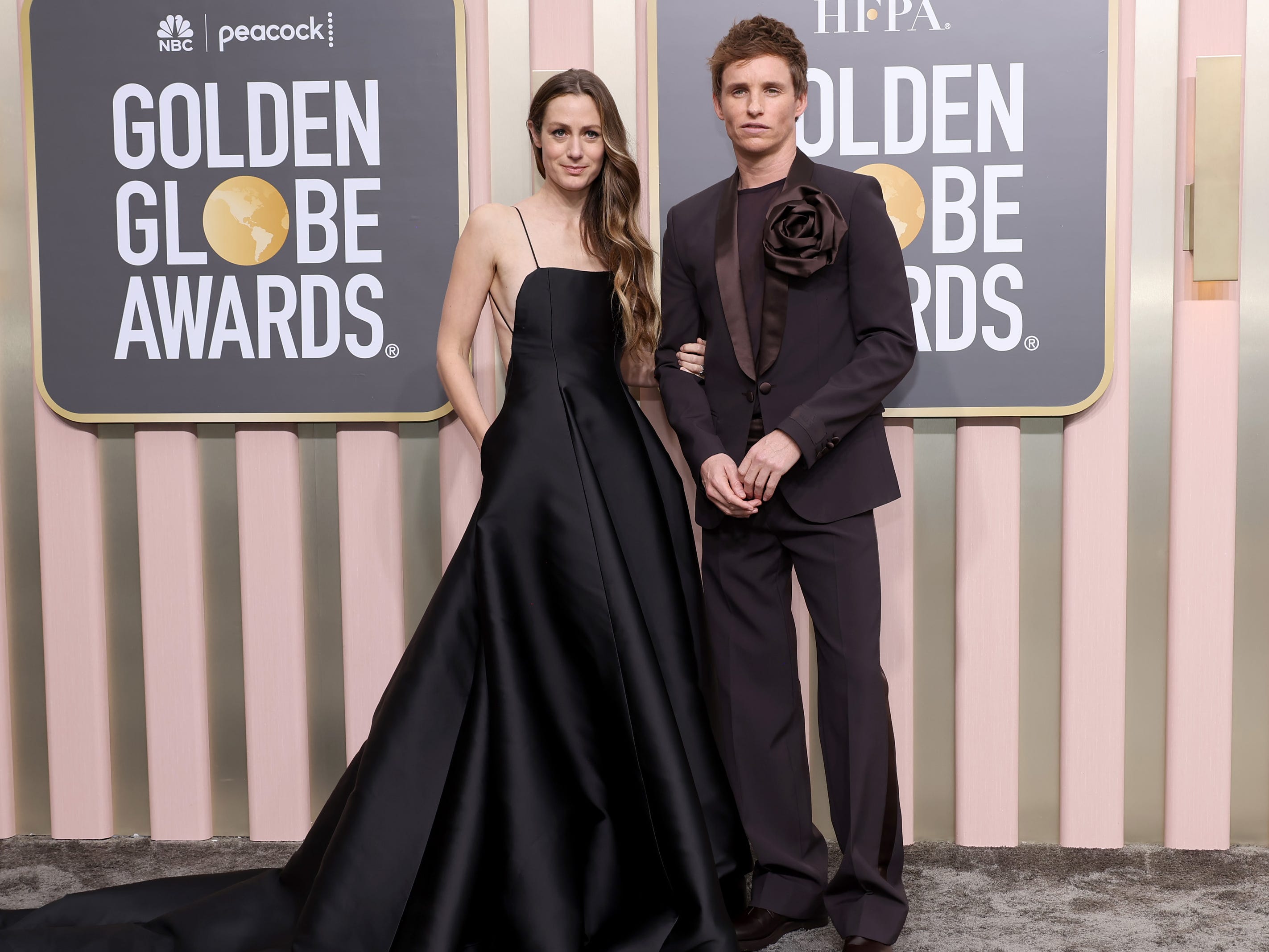 Hannah Bagshawe und Eddie Redmayne laufen über den roten Teppich der Golden Globes 2023