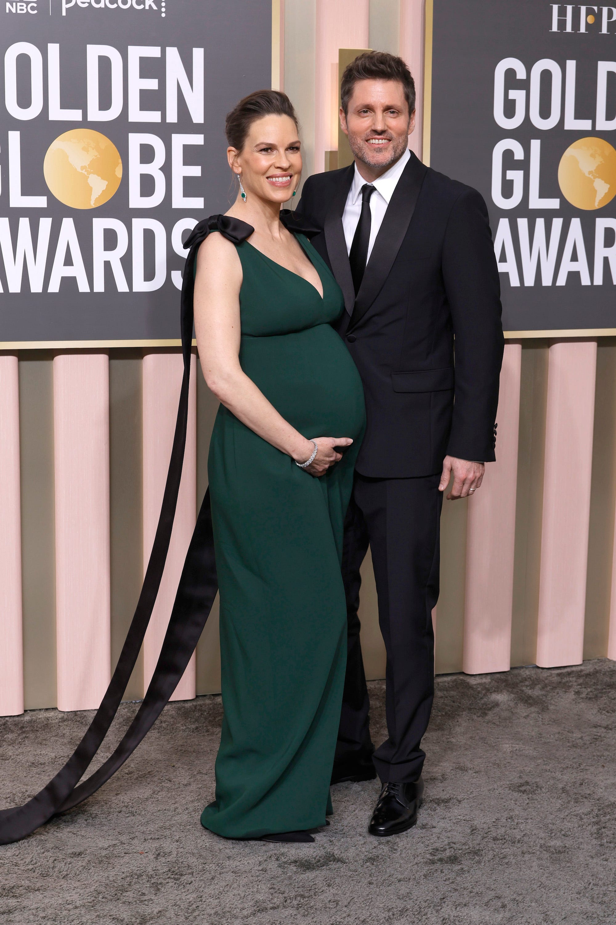 Hilary Swank und Philip Schneider nehmen an den Golden Globes 2023 teil.