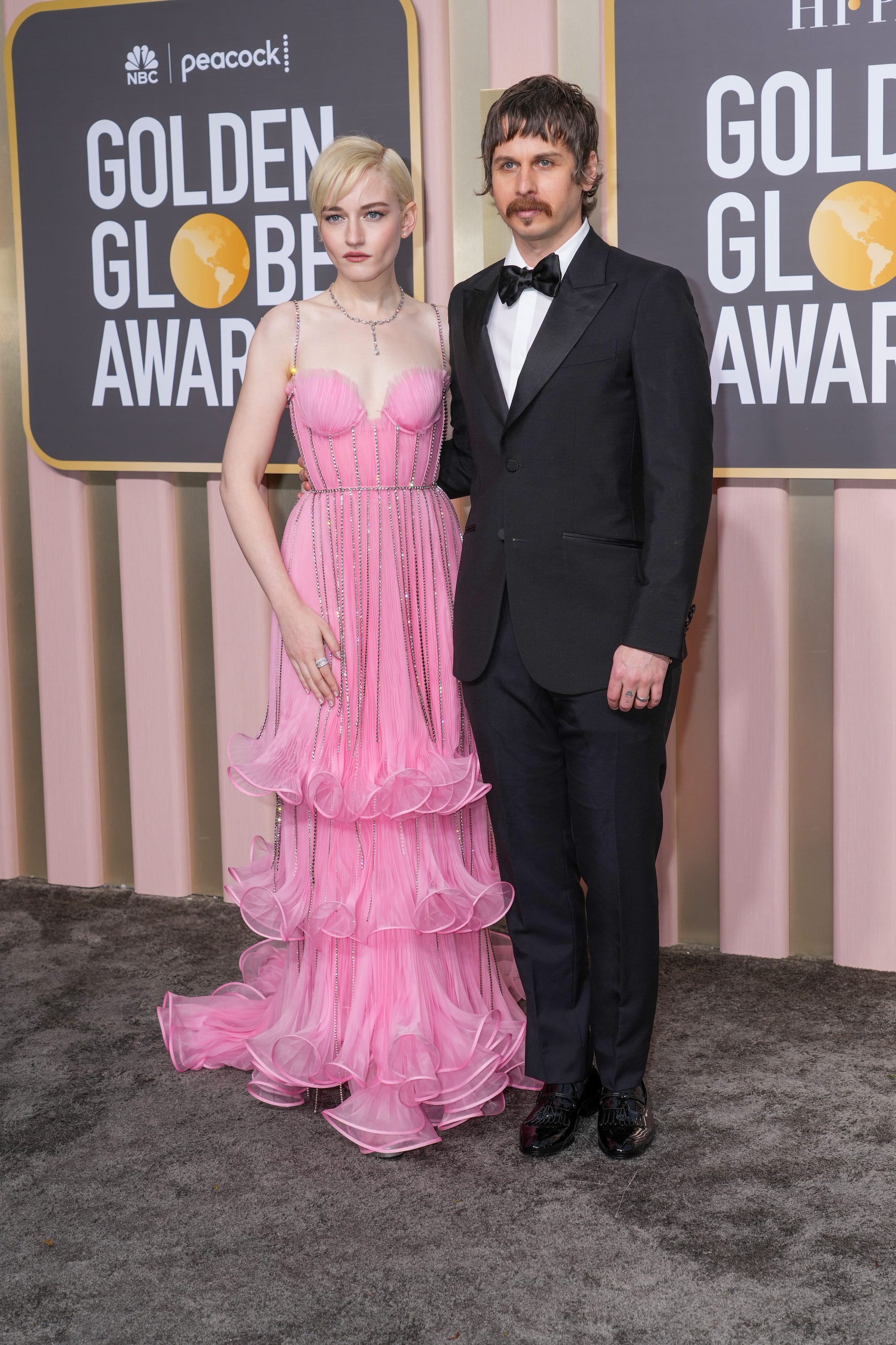 Julia Garner und Mark Foster nehmen an den Golden Globes 2023 teil.