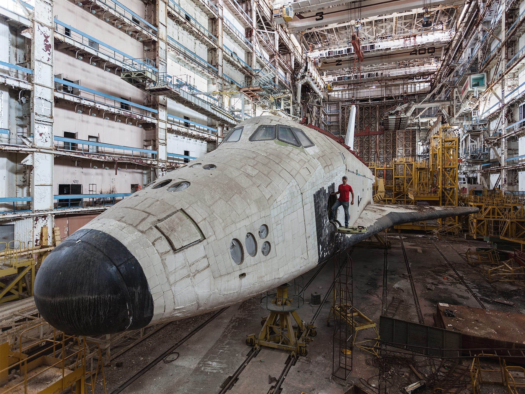 Thissen steht auf einem der verlassenen Raumfähren im Kosmodrom Baikonur in Kasachstan.