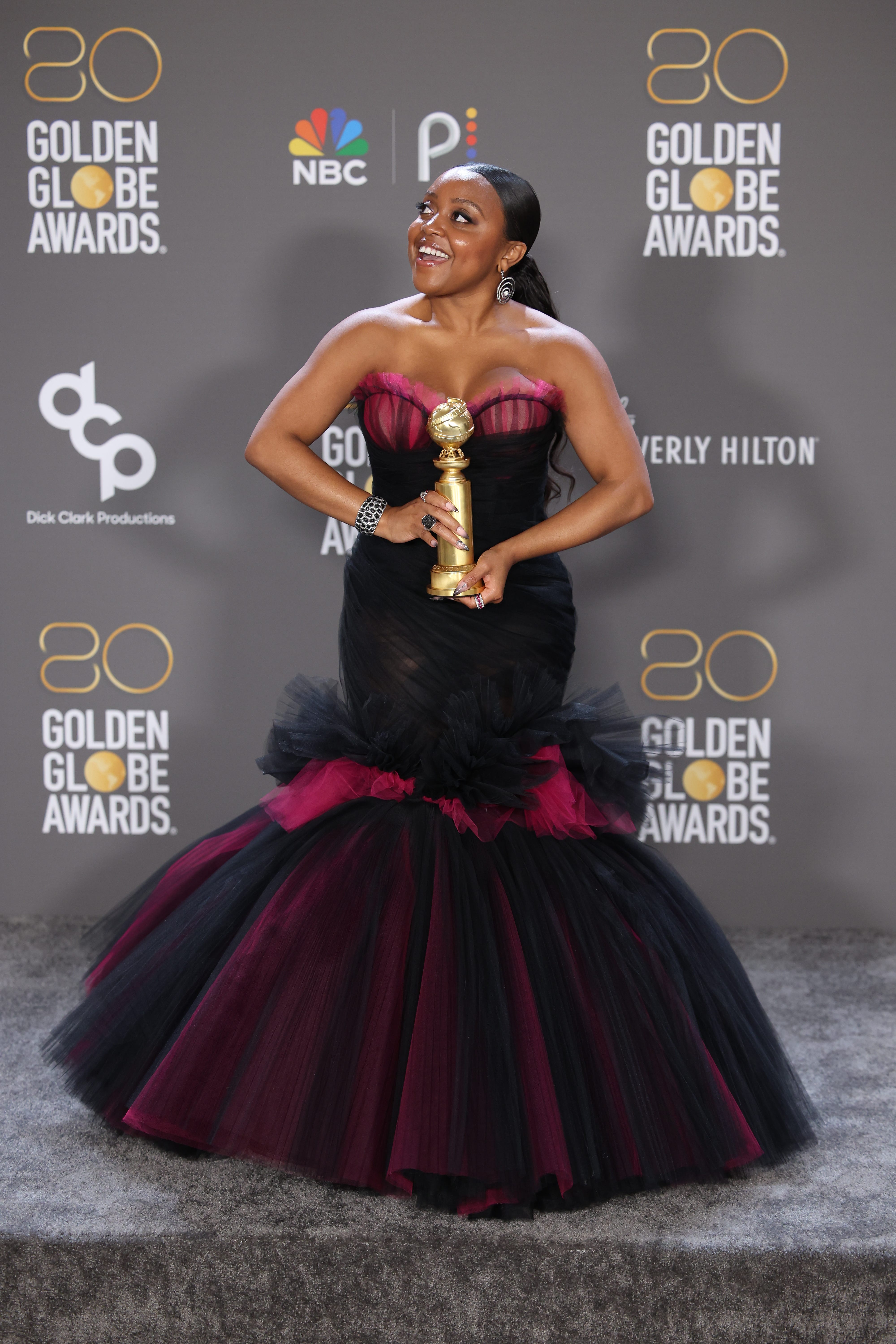 Quinta Brunson posiert mit dem Preis für die beste Fernsehdarstellerin – Musical-/Comedy-Serie für „Abbott Elementary“ im Presseraum während der 80. jährlichen Golden Globe Awards im The Beverly Hilton am 10. Januar 2023 in Beverly Hills, Kalifornien.