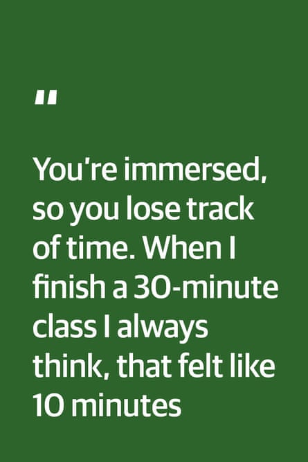 Zitat: „Du bist eingetaucht, also vergisst du die Zeit.  Wenn ich eine 30-minütige Unterrichtsstunde beendet habe, denke ich immer, das hat sich wie 10 Minuten angefühlt.“
