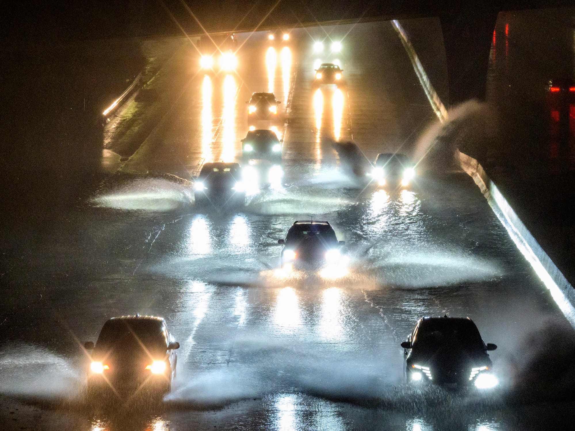 Autos fahren nachts durch überflutetes Wasser auf der Interstate von San Francisco