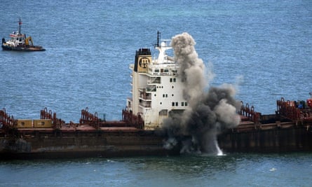 Bei dem Versuch, das Frachtschiff MSC Napoli in der Nähe von Branscombe, England, im Juli 2007 zu zerstören, wird Sprengstoff gezündet.