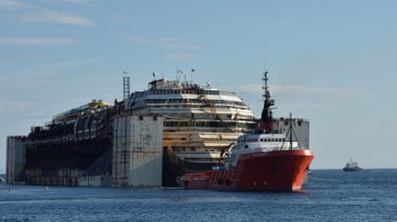 Das Wrack des Kreuzfahrtschiffes Costa Concordia vor der Insel Giglio wird abgeschleppt, nachdem es im Juli 2014 mit seitlich angebrachten Lufttanks wieder flott gemacht wurde.