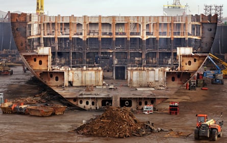 Das Frachtschiff MSC Napoli wird im April 2008 in einem Trockendock in Belfast, Nordirland, für das Stahlrecycling demontiert.