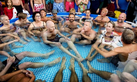 Teilnehmer eines von Wim Hof ​​organisierten Weltrekordversuchs im Eiswasserbad in Amsterdam, 2015