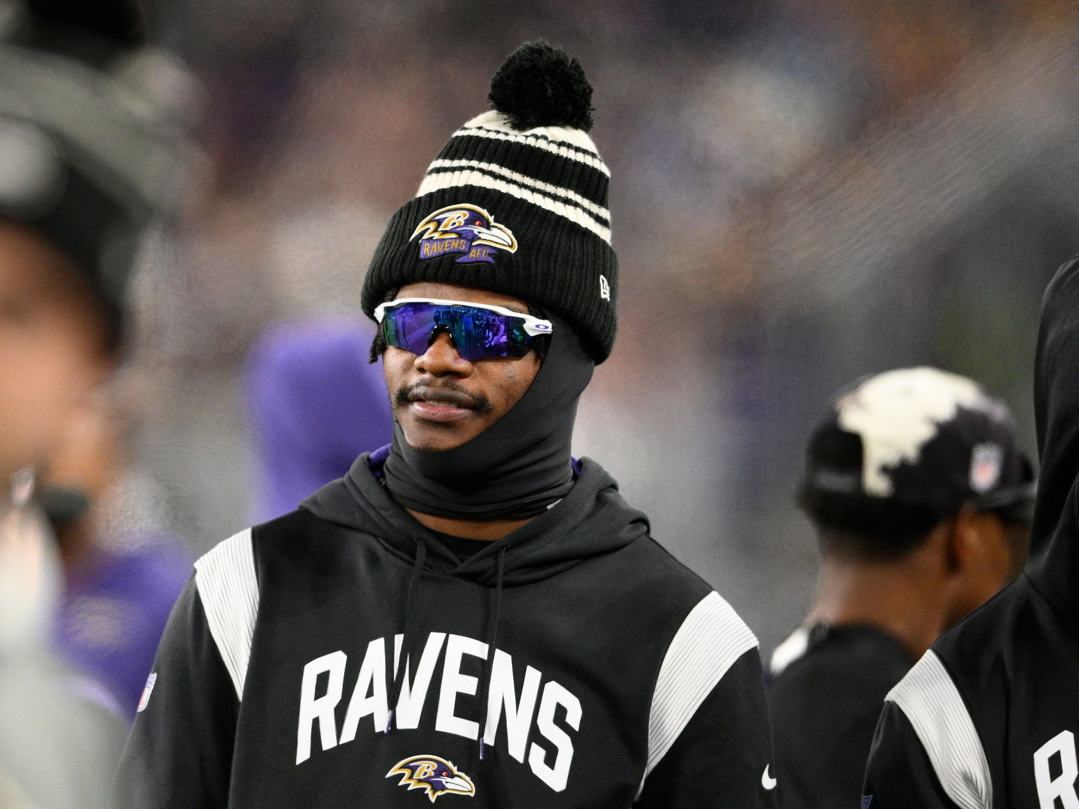 Lamar Jackson sieht von der Seitenlinie aus zu, wie die Baltimore Ravens gegen die Pittsburgh Steelers antreten.