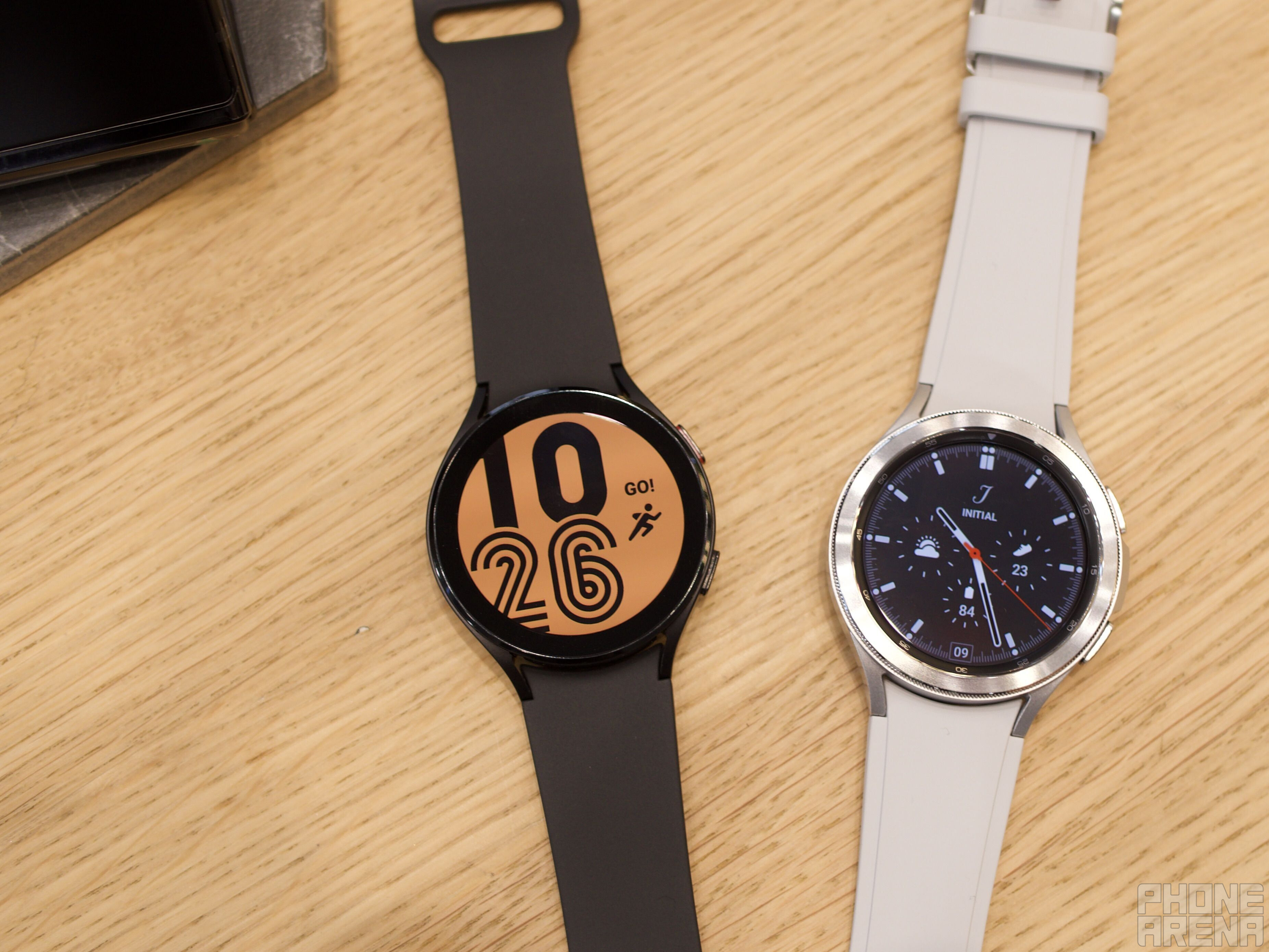 Die Galaxy Watch 4 ist von 2021, aber immer noch ein Player auf dem Markt.  - Galaxy Buds 2 erhalten eine einzigartige 360-Grad-Audioaufnahme und die Galaxy Watch erhält eine Zoom-Kamerasteuerung