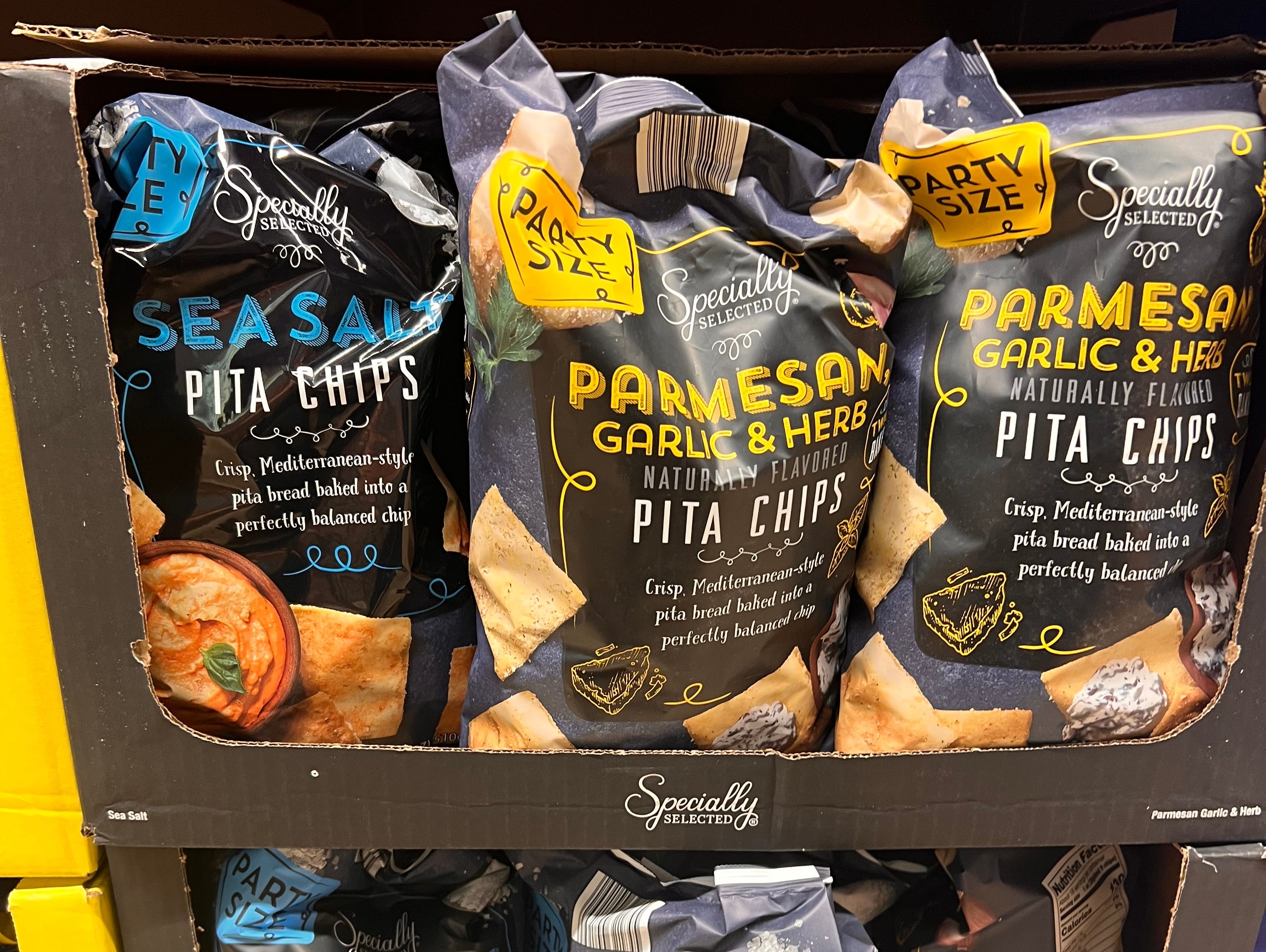 Speziell ausgewählte Meersalz- und Knoblauch-Parmesan-Pita-Chips bei Aldi