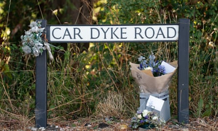 Blumen an der Kreuzung der A10 und der Car Dyke Road in Waterbeach, Cambridgeshire, wo der fünf Monate alte Louis Thorold getötet wurde.