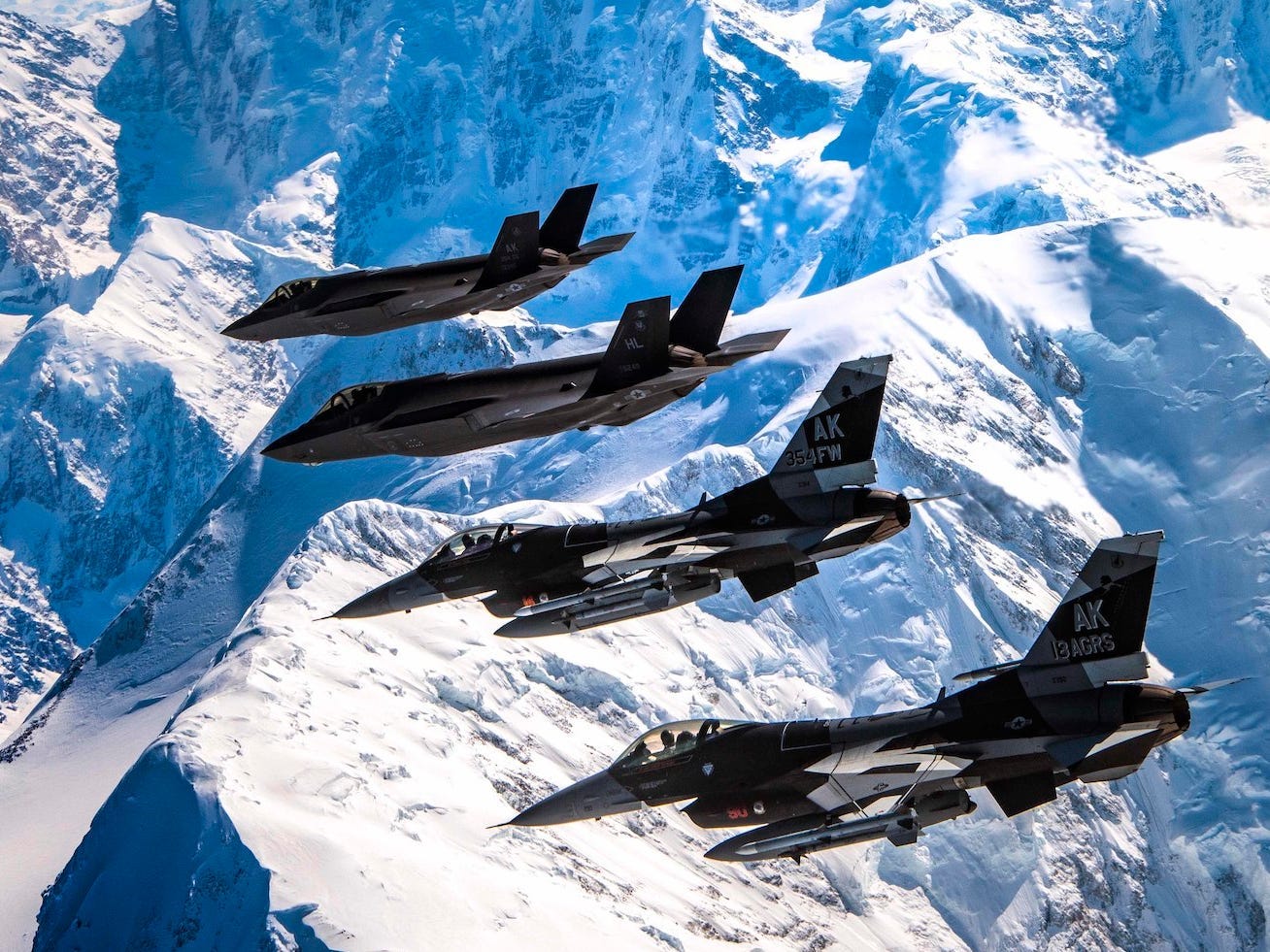 F-35A F-16 Kampfjets über Denali Alaska