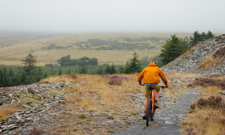 Radfahrer auf felsigem Trail in den Preseli Hills
