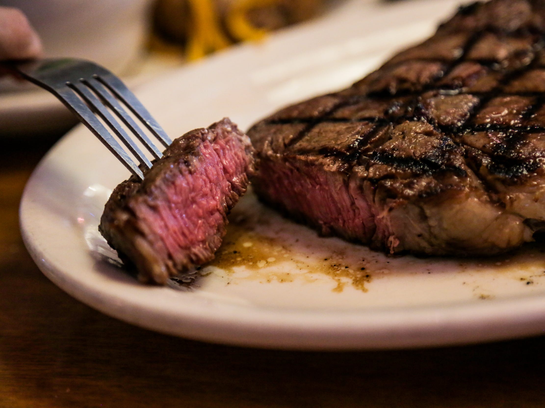 Texas Roadhouse-Steak geschnitten