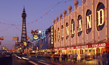 Blackpool Tower und Arkaden sind nachts beleuchtet.