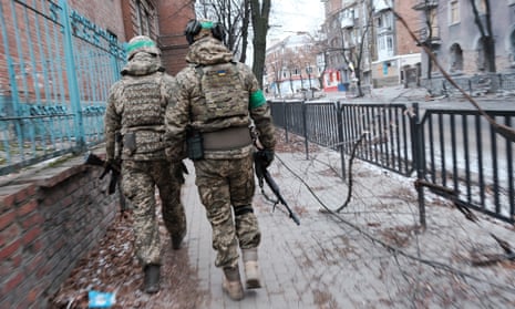Ukrainische Soldaten patrouillieren in der schwer beschädigten Stadt Bakhmut, die einige der heftigsten Kämpfe seit dem Einmarsch Russlands erlebt hat.