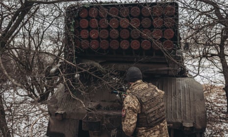 Ein ukrainischer Soldat arbeitet an einem Grad-Raketenwerfer in der Nähe von Soledar im Gebiet Donezk.