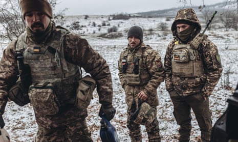 Ukrainische Soldaten laden Feuerholz an ihrer Position an der Donbass-Front.