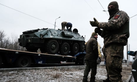 Ein ukrainisches Militärfahrzeug wird auf der Straße nach Bakhmut entladen.