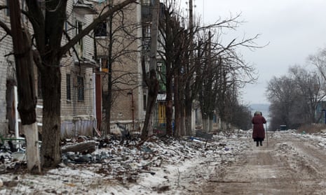 Ein älterer Anwohner geht eine Straße in Siwersk, Gebiet Donezk, entlang.