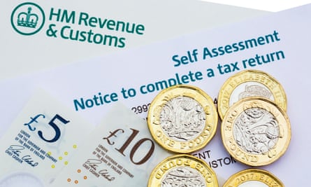 HMRC-Selbsteinschätzungsmitteilung zum Ausfüllen einer britischen Steuererklärung mit neuen Pfundmünzen und -scheinen