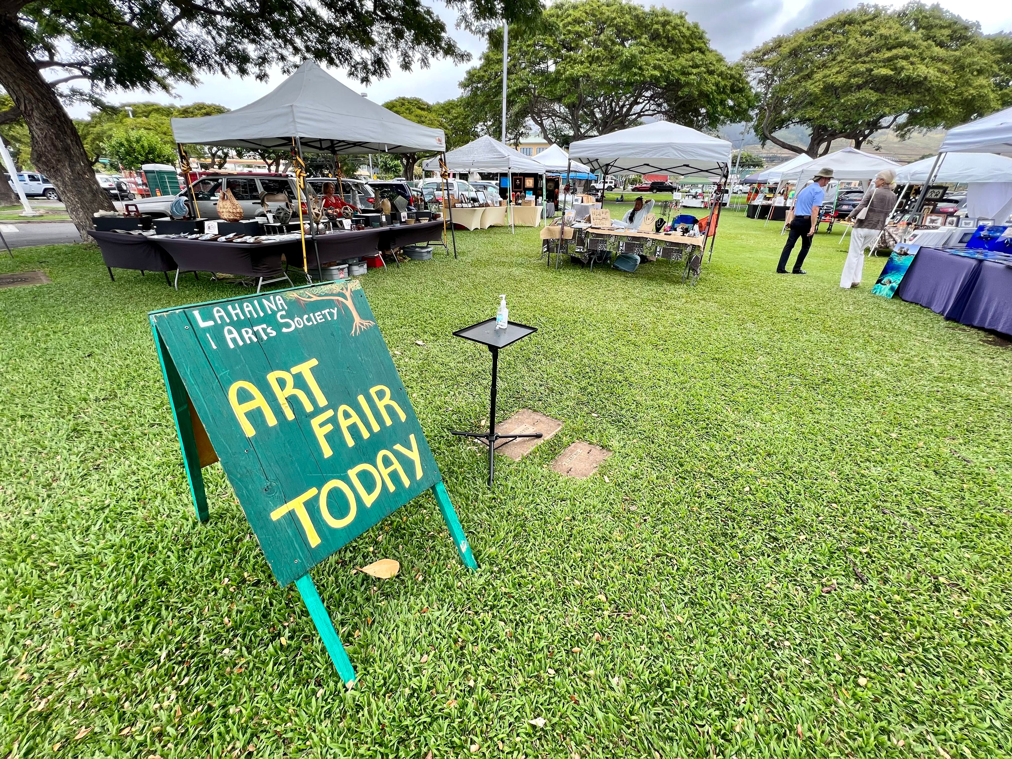 Melden Sie sich für die Kunstmesse in Hawaii mit Zelten im Hintergrund
