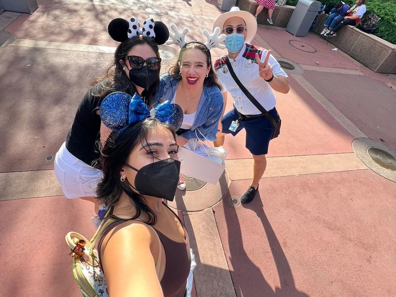 josephine und ihre gruppe machen ein selfie mit ihrem vip-reiseleiter in den hollywood studios in disney world
