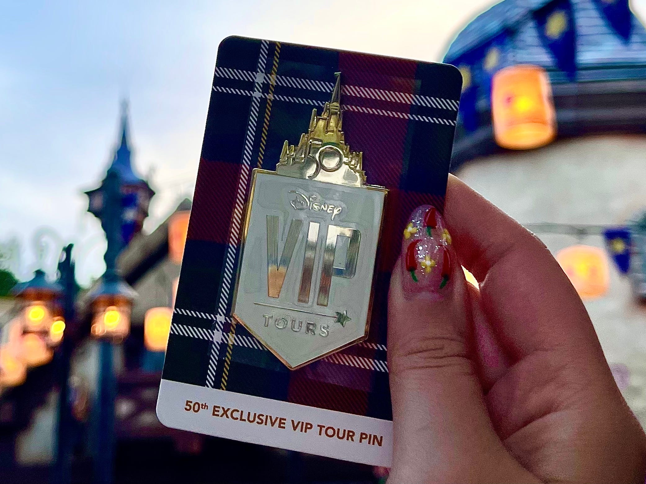 Hand mit speziellem Disney World VIP-Tour-Pin