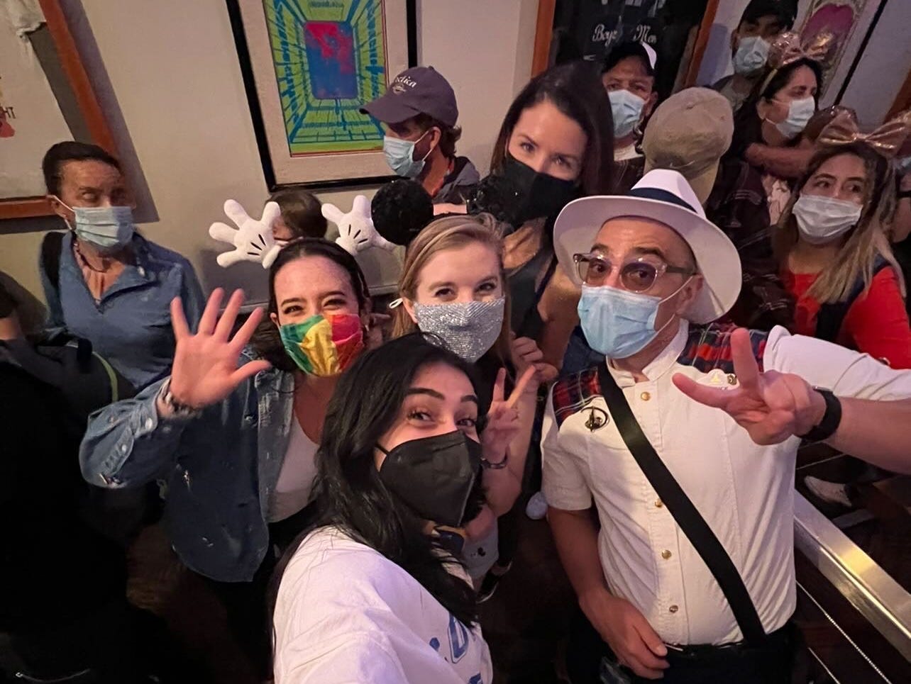 josie und ihre gruppe machen ein selfie mit ihrem vip-reiseleiter in disney world