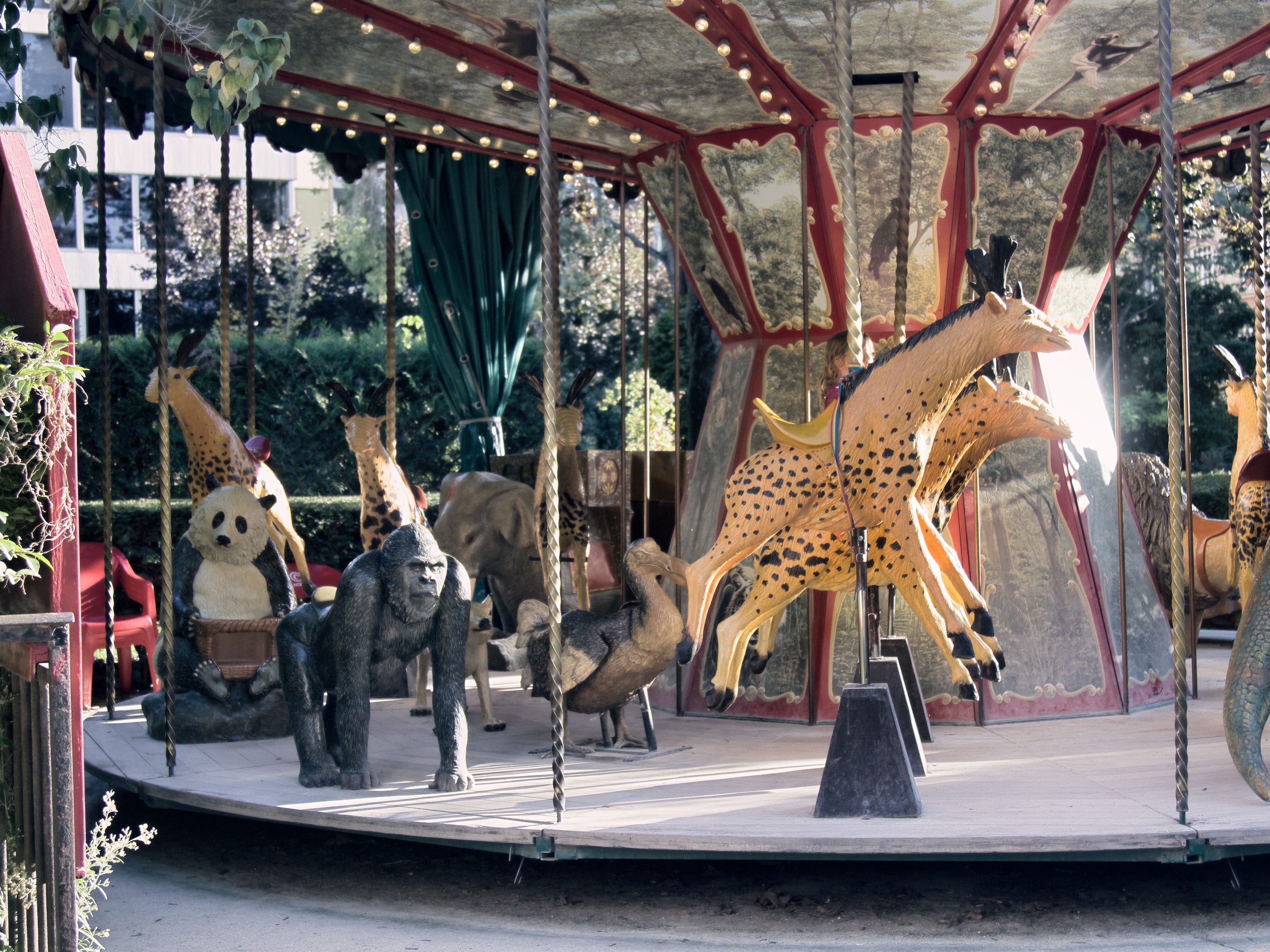Ein Karussell mit Dinosauriern und anderen ausgestorbenen Tieren in Paris