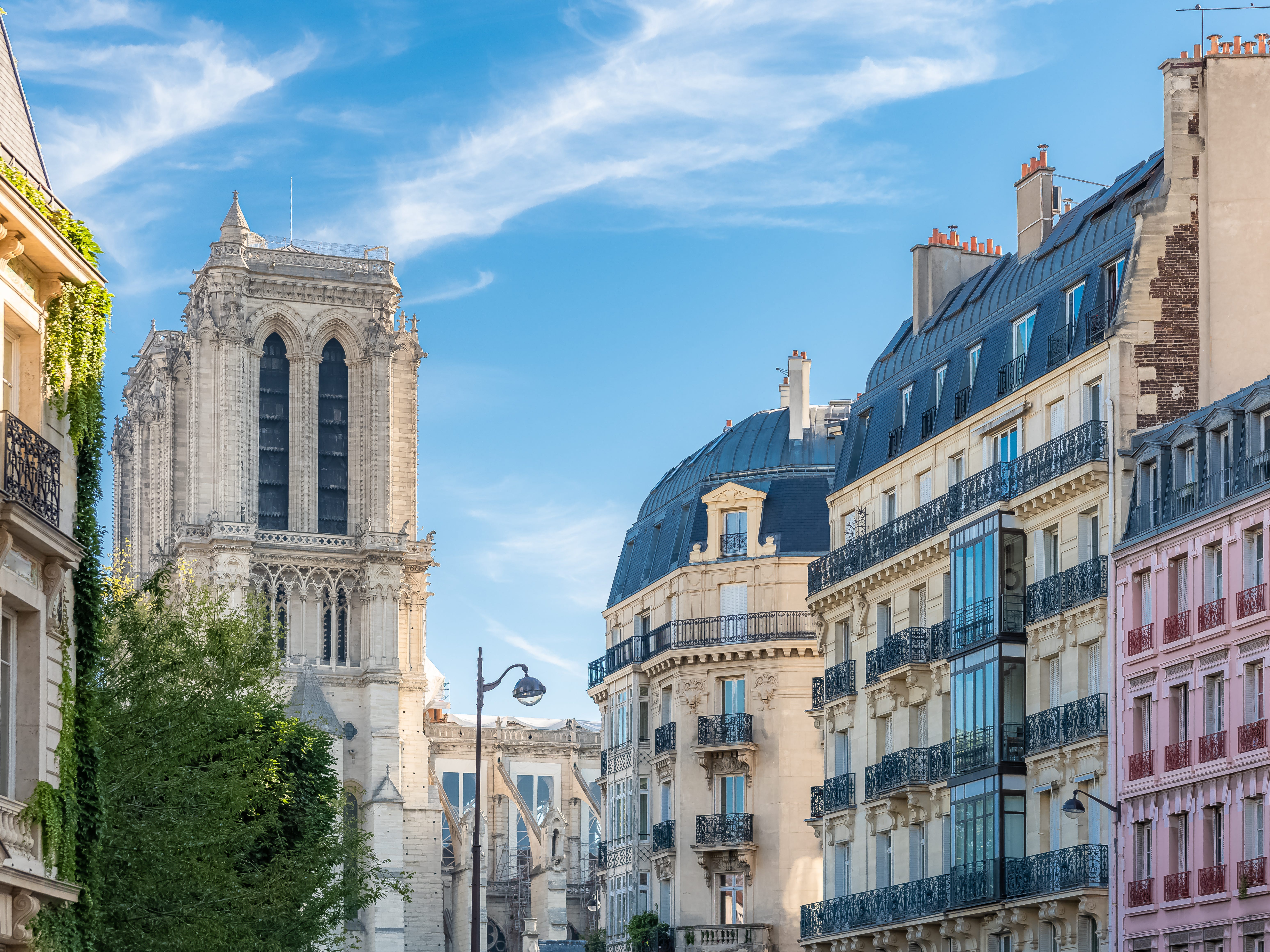 Die farbenfrohen Außenfassaden charmanter Pariser Gebäude im Marais in Paris