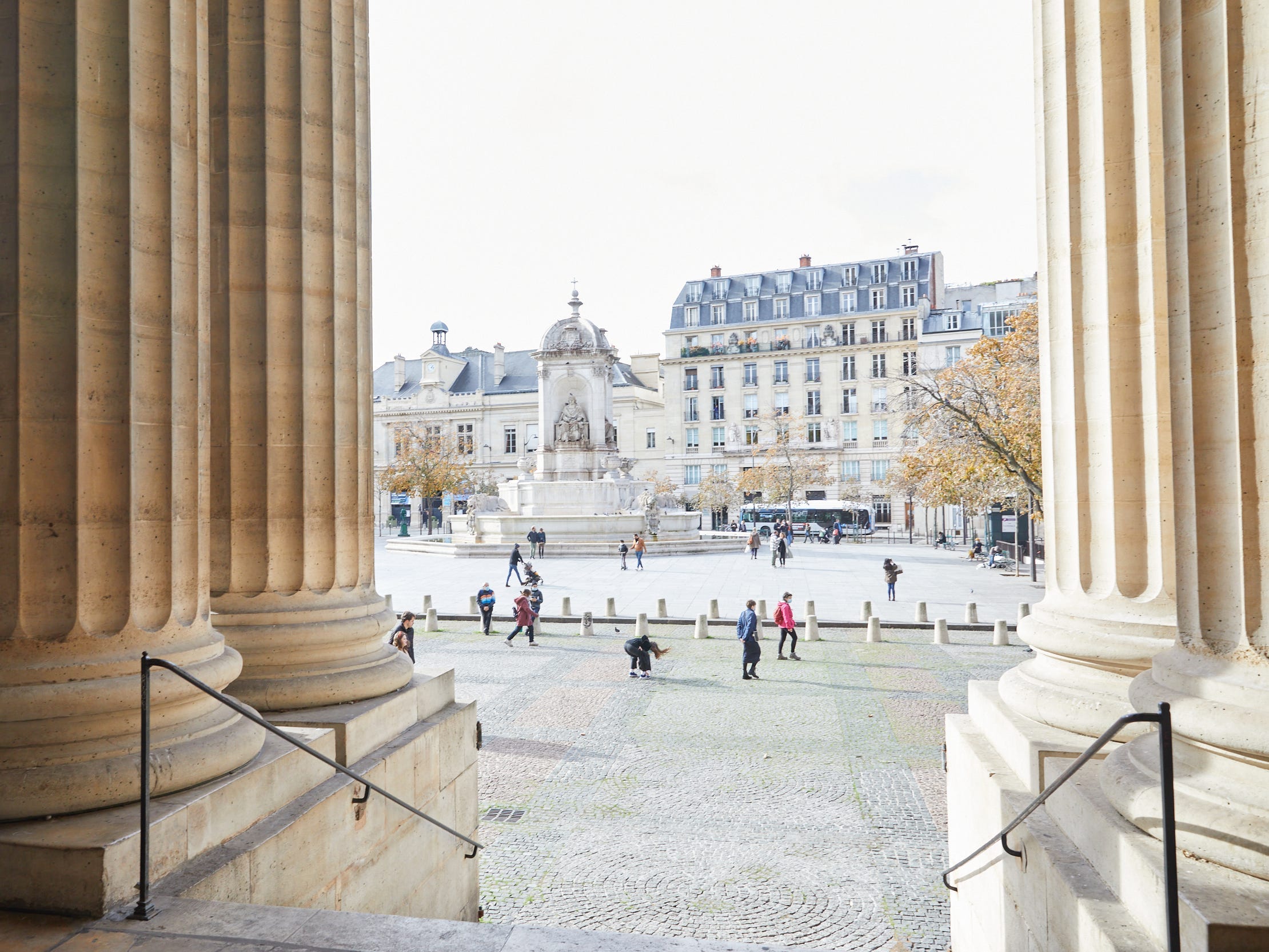 Der Blick von einem Gebäude auf einen Platz in Saint-Germain-des-Prés in Paris.