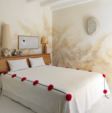 Ein Sandsturm-Wandgemälde in einem Schlafzimmer.