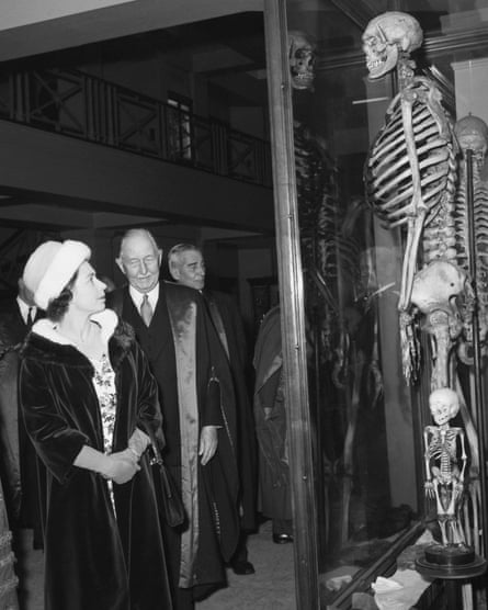 Die Queen trifft den Irish Giant - Hunterian Museum, London in Lincoln's Inn Fields, London.  7. November 1962