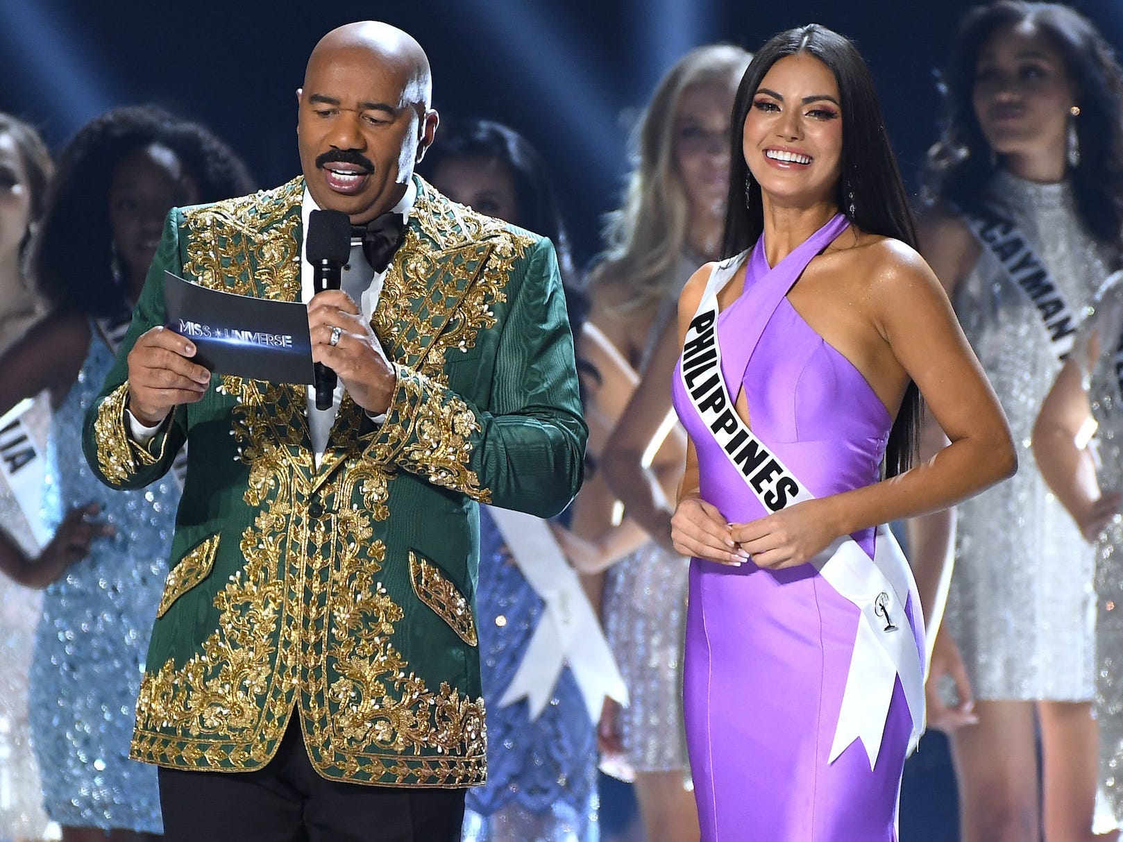 Steve Harvey und Miss Philippines bei der Wahl zur Miss Universe 2019.