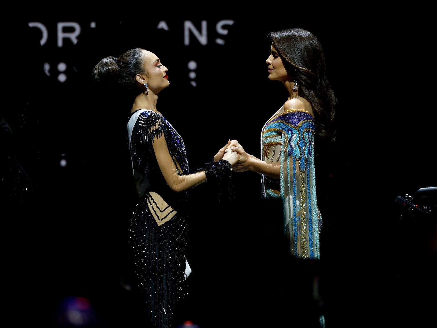 Miss USA und Miss Venezuela halten sich beim 71. jährlichen Wahlkampf der Miss Universe an den Händen.