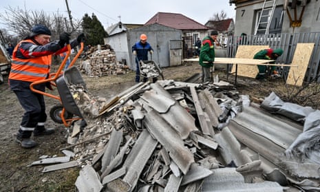 Arbeiter beseitigen am Donnerstag Trümmer in Saporischschja nach einem russischen Raketenangriff, bei dem 39 Häuser beschädigt wurden