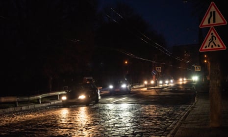 Eine dunkle Straße in Lyiv inmitten eines Stromausfalls nach Raketenangriffen auf die Energieinfrastruktur