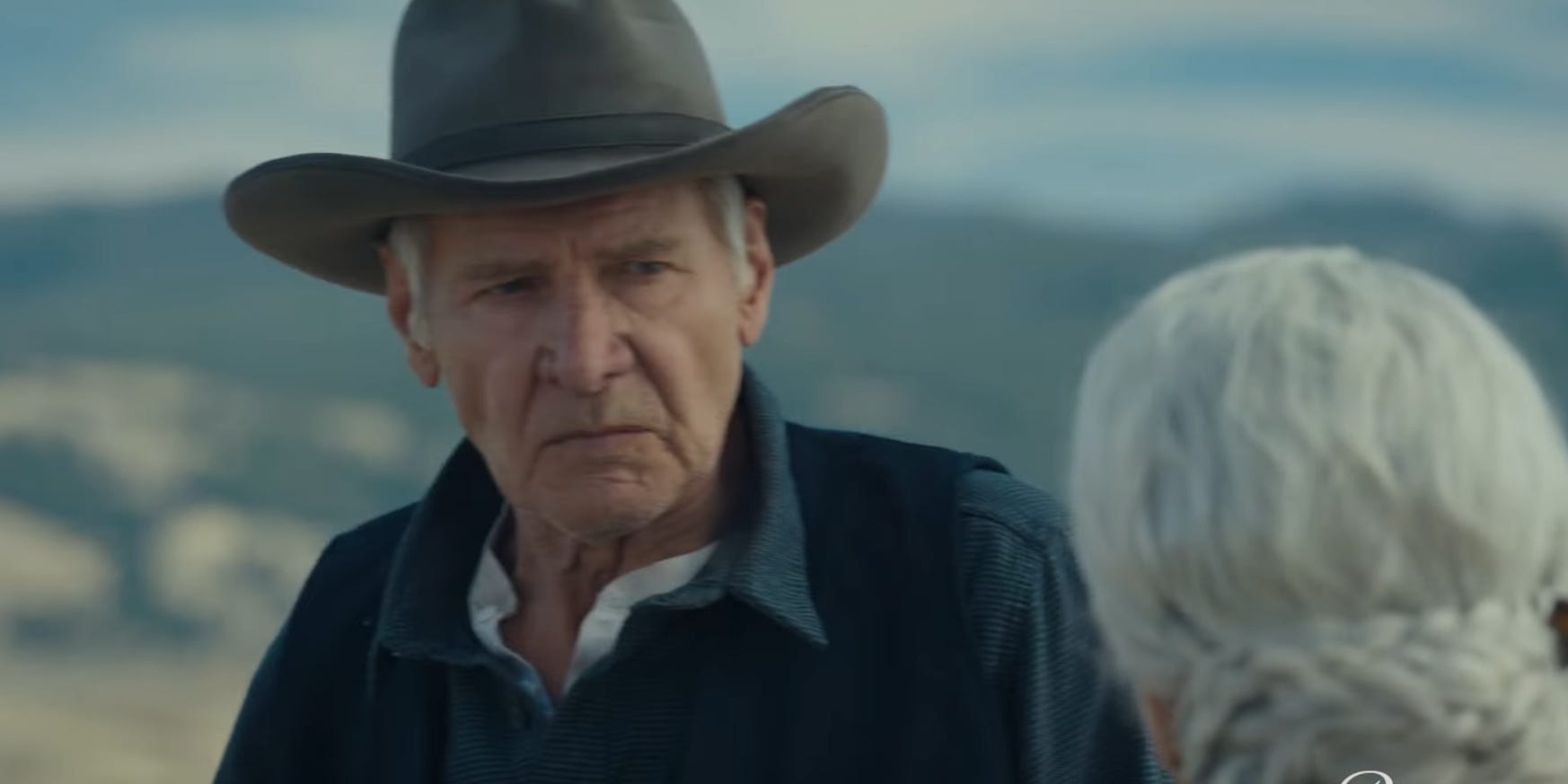 Jacob (Harrison Ford) und Cara (Helen Mirren) streiten darüber, wie sie die Ranch schützen können.