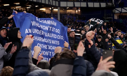 Everton-Fans halten nach dem Anpfiff während des Spiels am Samstag gegen Southampton Protestbanner hoch.