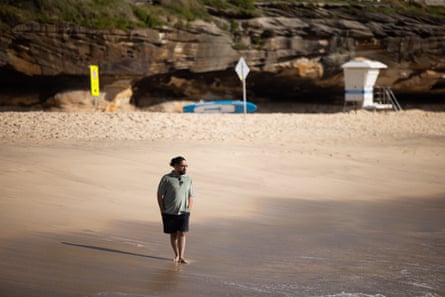 Mostafa Racwani geht am Strand von Sydney spazieren