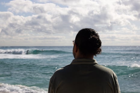 Mostafa Racwani blickt auf die Wellen, die vom Ozean zum Strand stürzen
