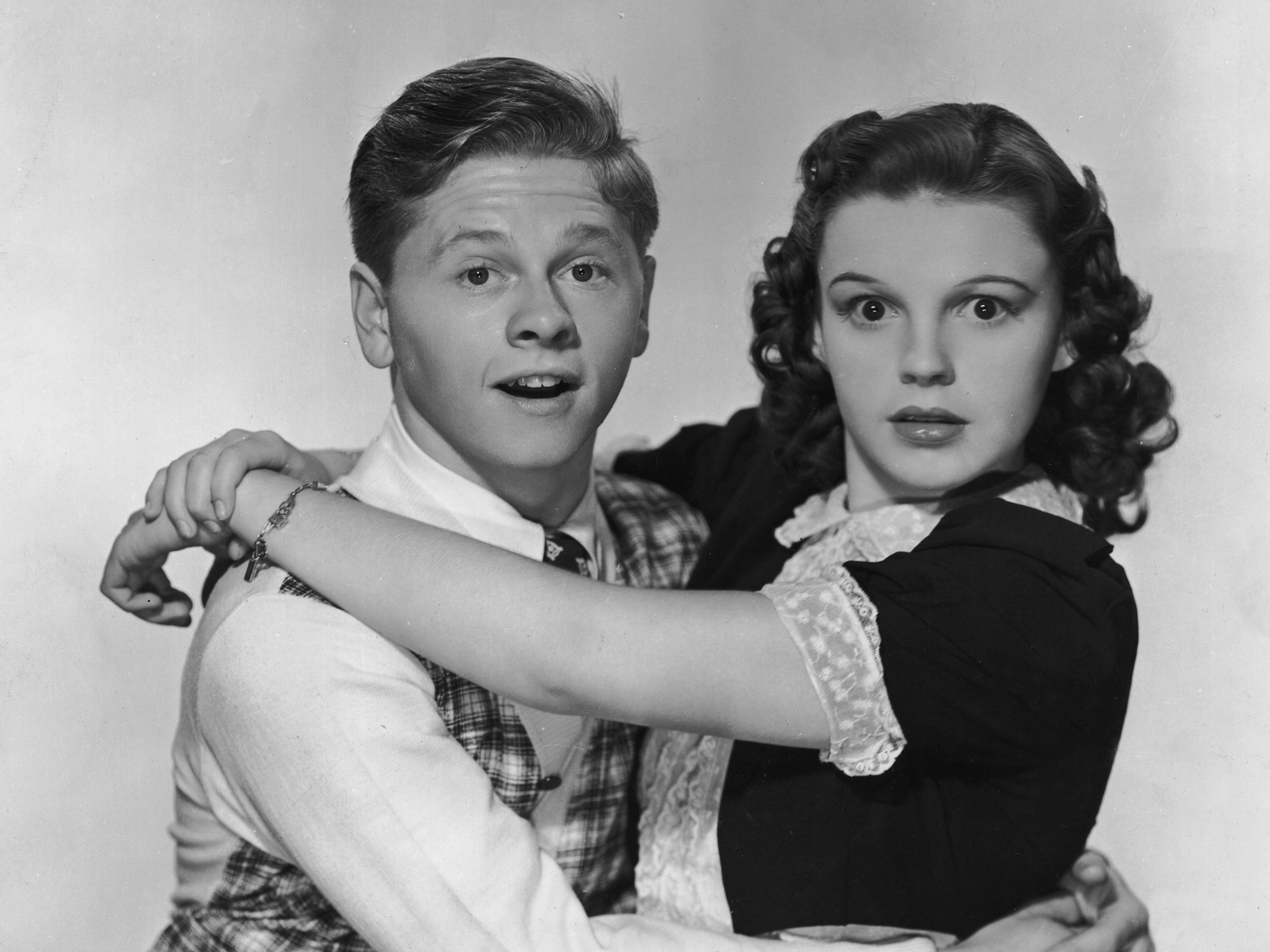 Mickey Rooney und Judy Garland werben für „Love Finds Andy Hardy“.