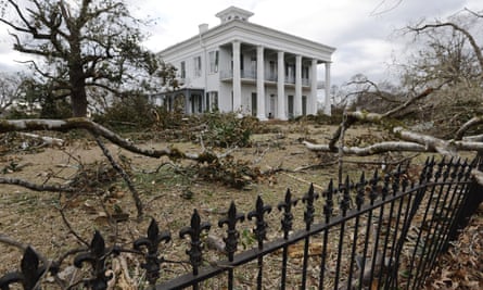 Schäden außerhalb der Sturdivant Hall in Selma, Alabama.