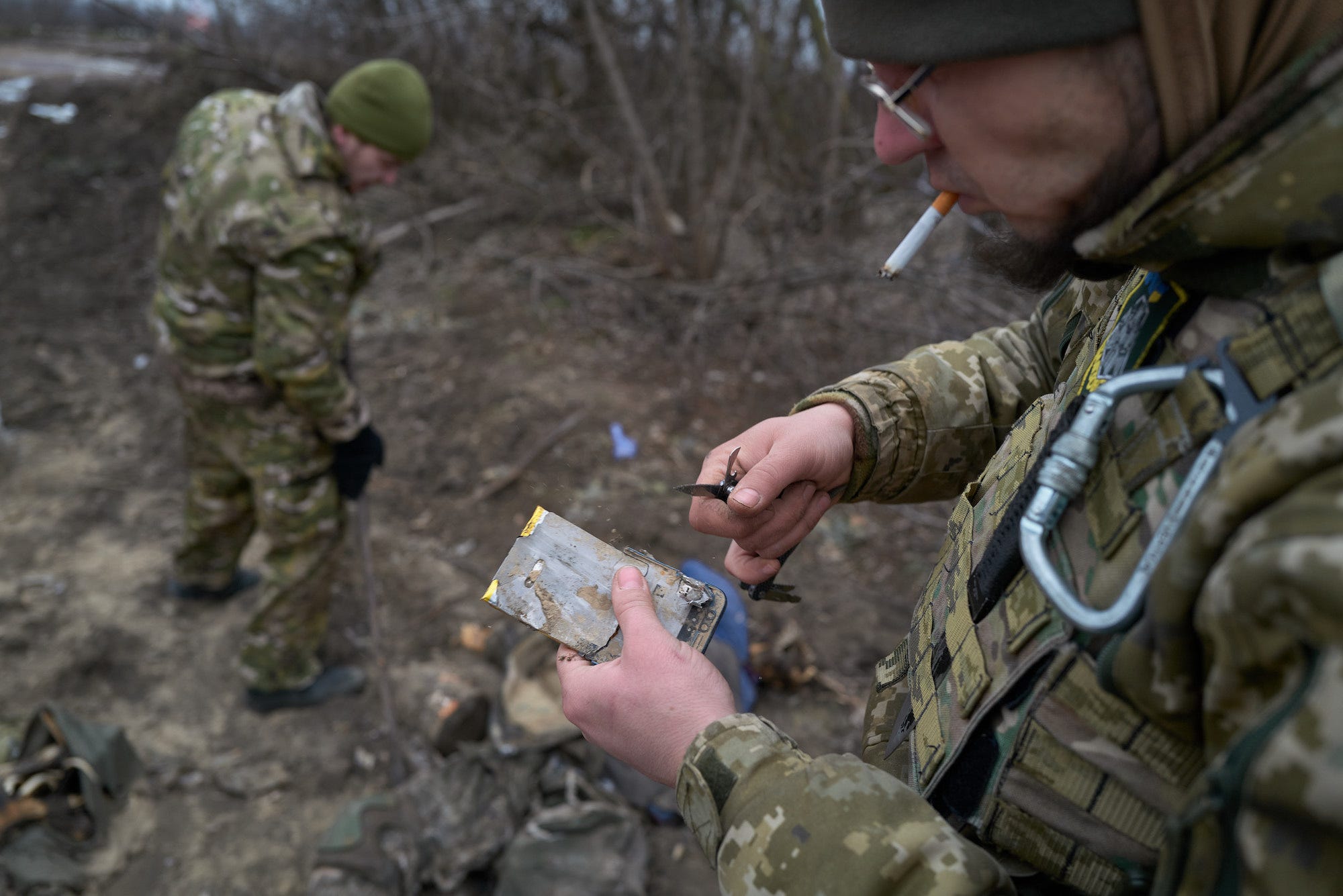 Ukrainischer Soldat Russische Smartphone-SIM-Karte