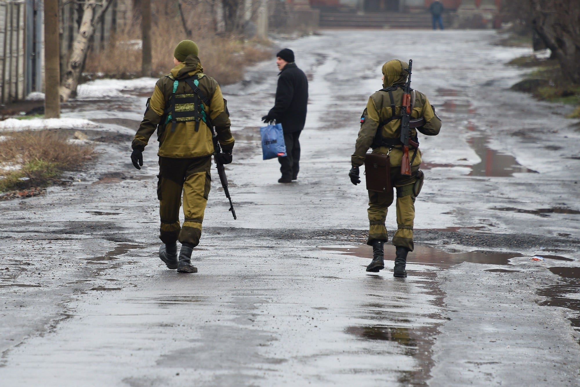Pro-russische Kämpfer patrouillieren Makiivka Donetsk Ukraine
