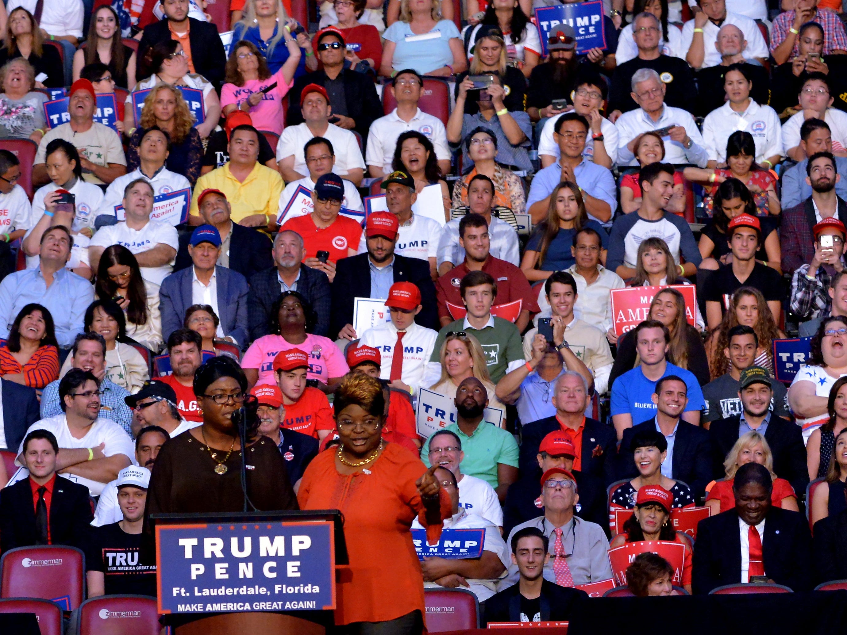 Die Unterstützer Diamond and Silk sprechen während der Wahlkampfveranstaltung von Donald J. Trump im BB&T Center am 10. August 2016 in Fort Lauderdale, Florida.