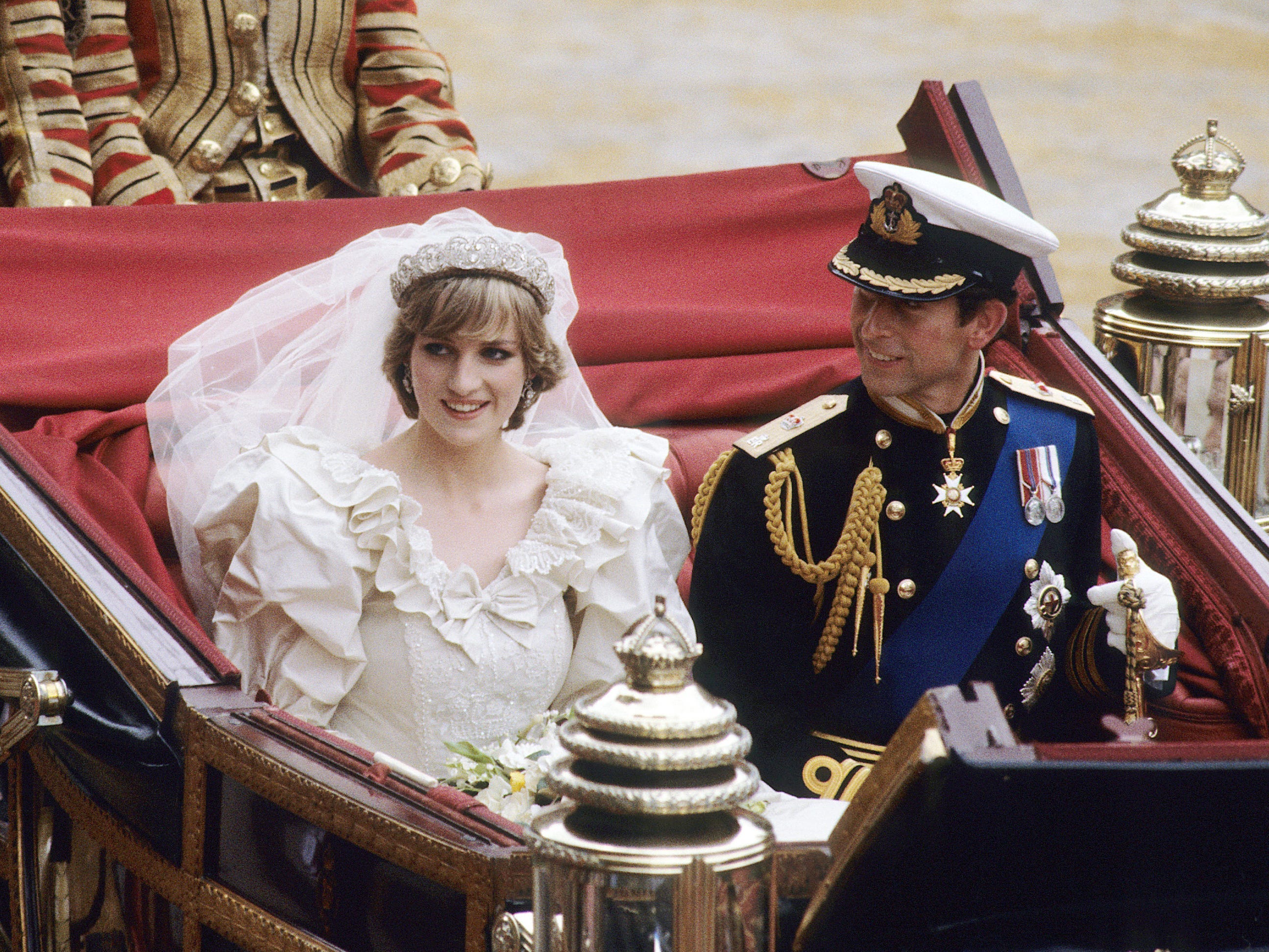 Prinzessin Diana und Prinz Charles fahren an ihrem Hochzeitstag 1981 in einer Pferdekutsche.