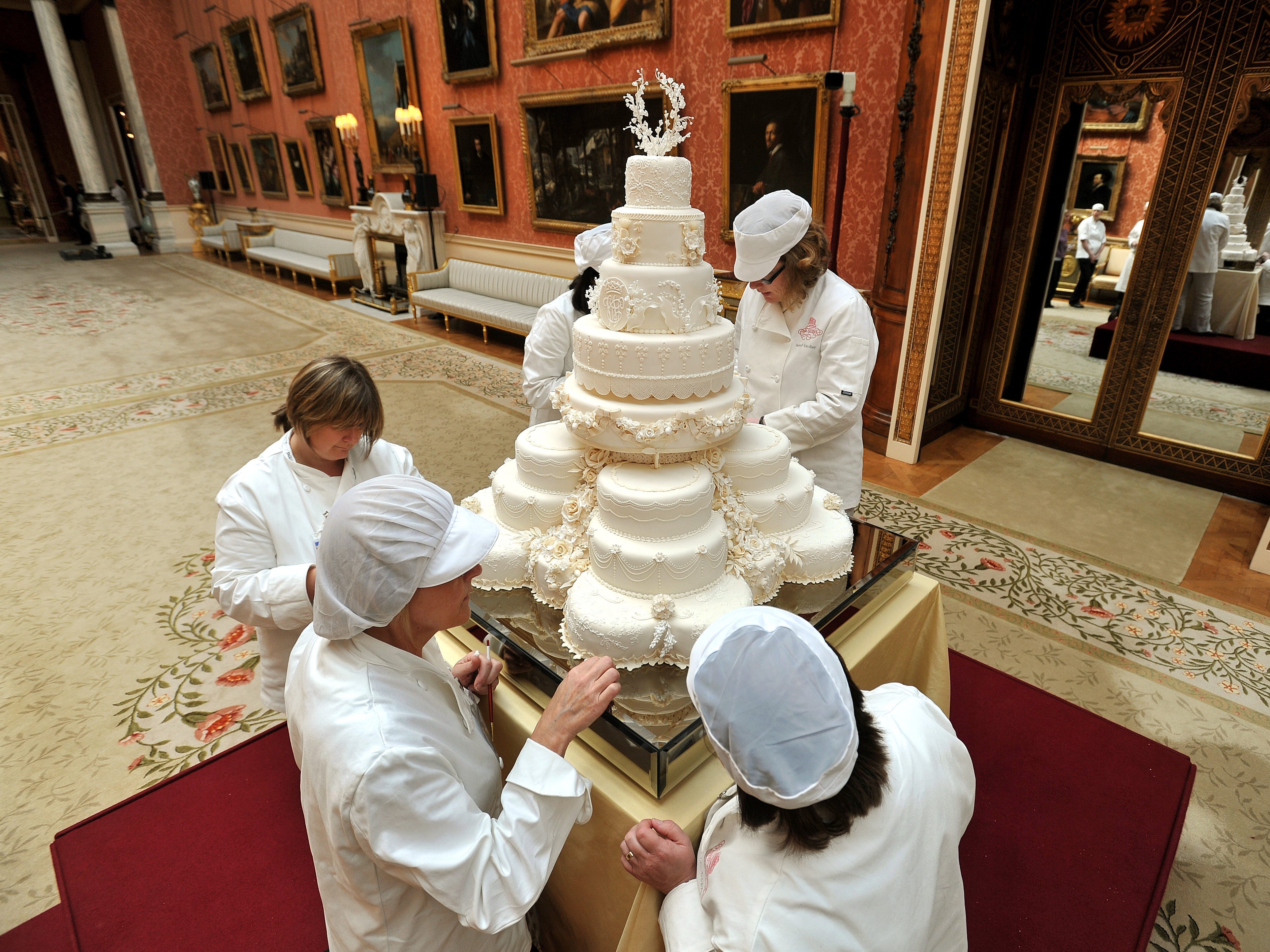 Konditoren arbeiten an der achtstöckigen Hochzeitstorte von Kate Middleton und Prinz William.