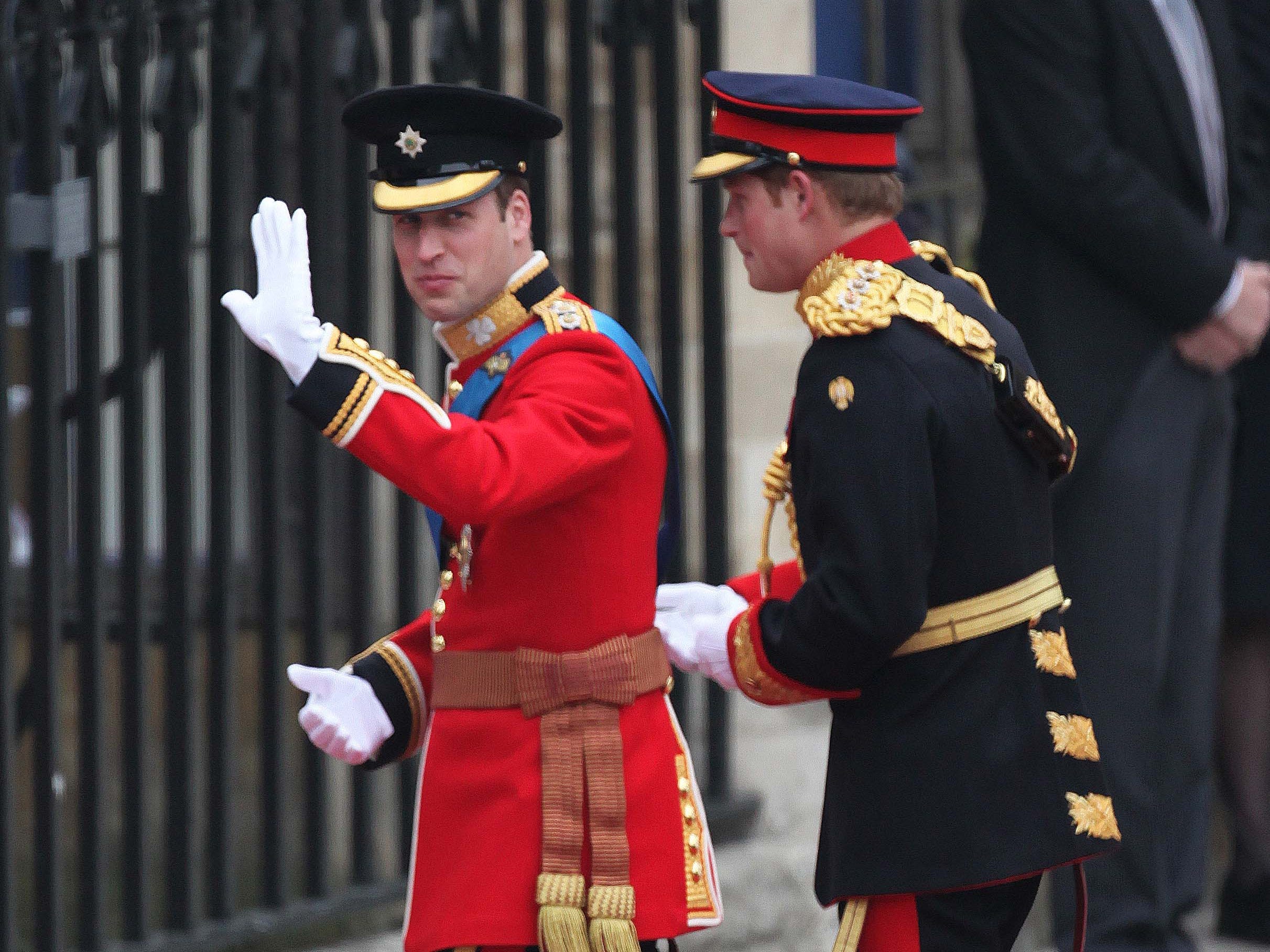 Prinz William und Prinz Harry in formellen Uniformen an Williams Hochzeitstag im Jahr 2011.